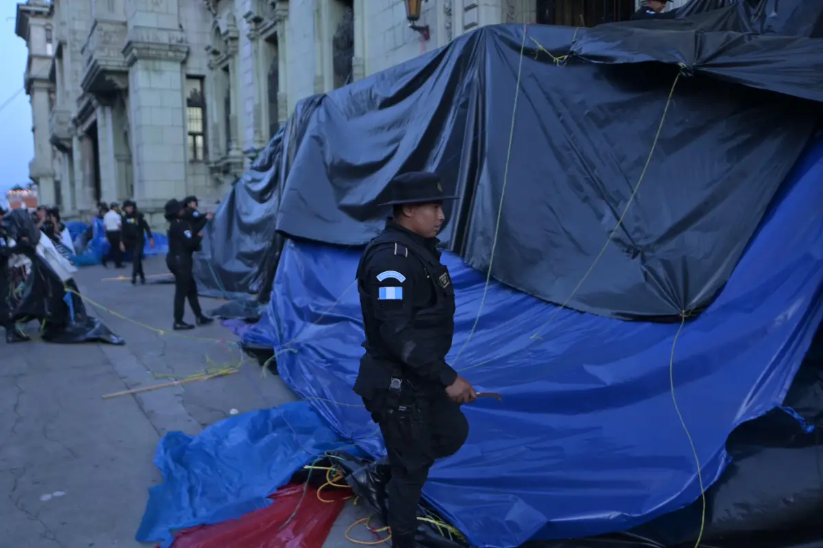 Desalojan a maestros que mantenían protesta frente a Palacio Nacional , Omar Solís