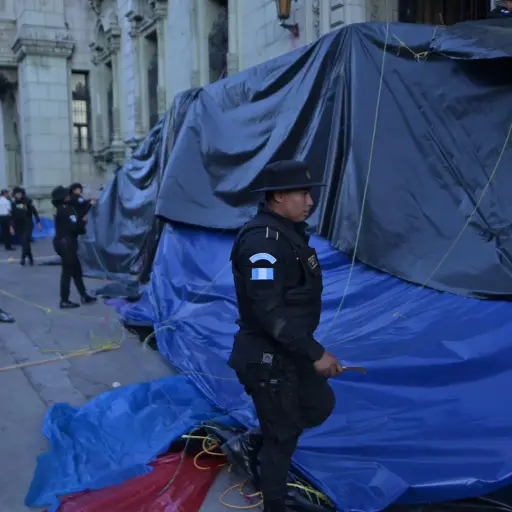 Desalojan a maestros que mantenían protesta frente a Palacio Nacional  ,Omar Solís