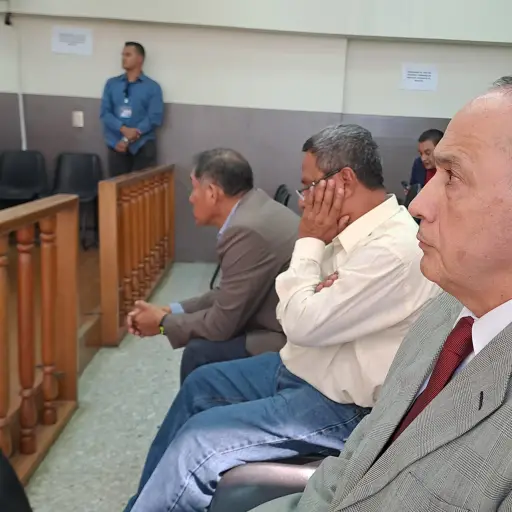 Los procesados dentro del caso Industria Militar en la audiencia de inicio de juicio en su contra, en julio de 2025. ,Omar Solís/Emisoras Unidas