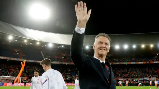 El entrenador Louis van Gaal vence el cáncer