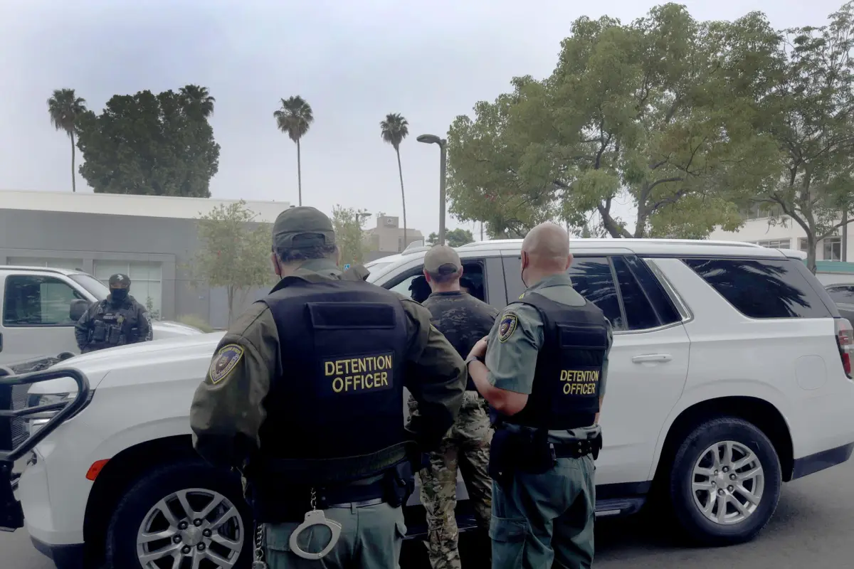 Fotografía del 9 de junio de 2025 que muestra a agentes de la Unidad Táctica de la Patrulla Fronteriza y otros agentes que se preparan para salir a una redada en Whittier, California (EE, UU