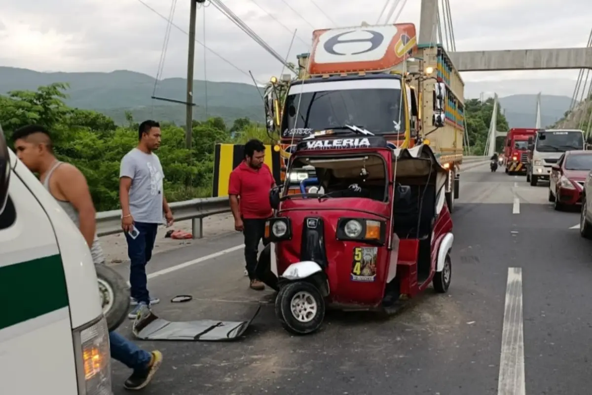 En uno de los accidentes, un mototaxi sufrió daños severos, causando dos personas heridas., Bomberos Municipales Departamentales. 