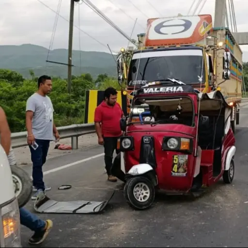 En uno de los accidentes, un mototaxi sufrió daños severos, causando dos personas heridas. ,Bomberos Municipales Departamentales. 