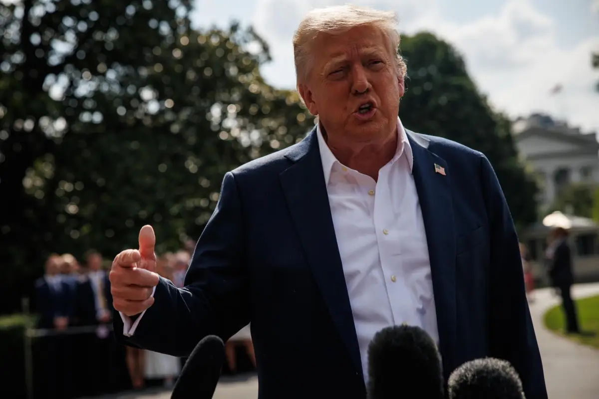 El presidente de Estados Unidos, Donald Trump, responde a las preguntas de los reporteros después de salir del pórtico sur de la Casa Blanca para abordar el Marine One en el césped sur, en Washington, DC, EE, UU