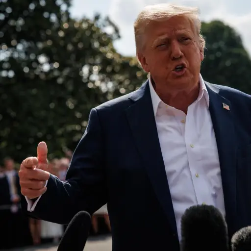El presidente de Estados Unidos, Donald Trump, responde a las preguntas de los reporteros después de salir del pórtico sur de la Casa Blanca para abordar el Marine One en el césped sur, en Washington, DC, EE ,UU