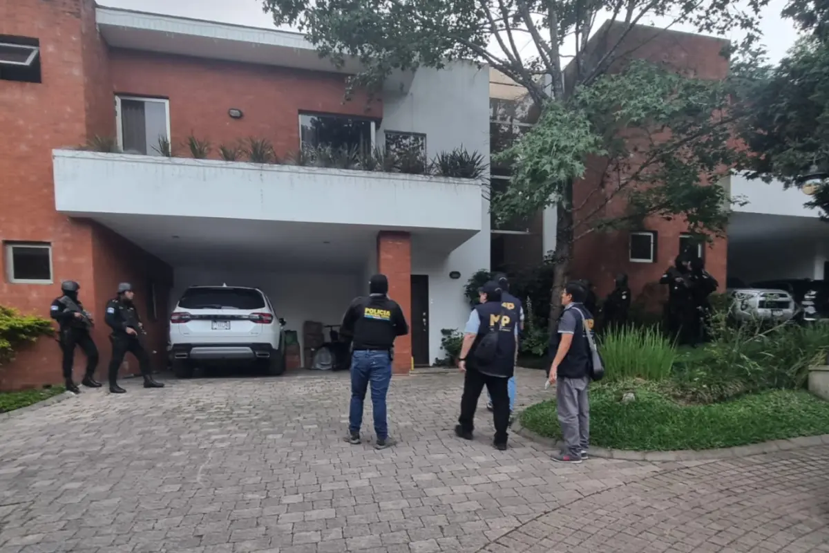Trabajadores del MP y la PNC ejecutan los allanamientos en contra de las drogas., PNC de Guatemala.