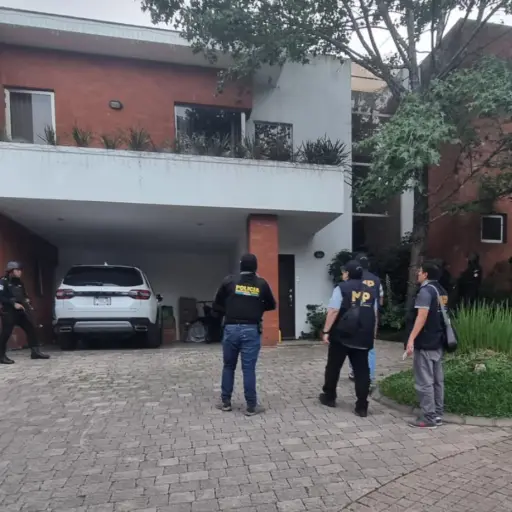 Trabajadores del MP y la PNC ejecutan los allanamientos en contra de las drogas. ,PNC de Guatemala.