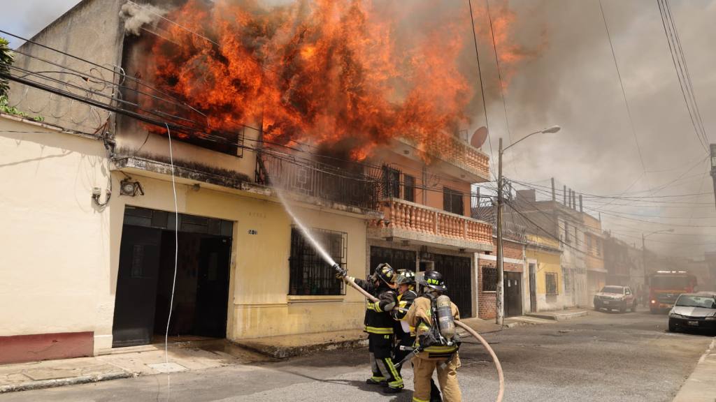 Evacúan asilo de ancianos que ardió en llamas en zona 1 | Omar Solis