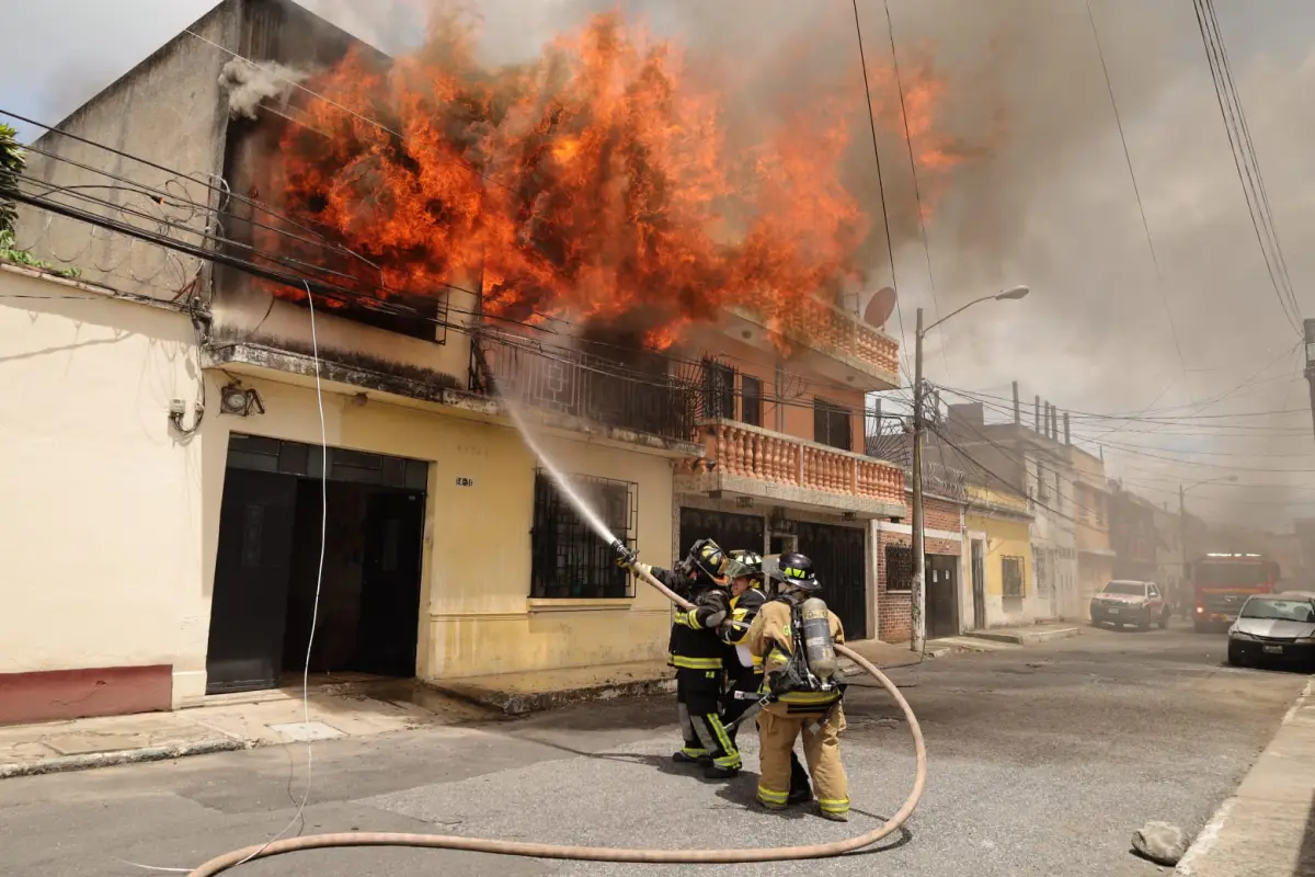  El Cuerpo de Bomberos Voluntarios apagó el incendio de grandes proporciones en la vivienda de la zona 1., Omar Solís.