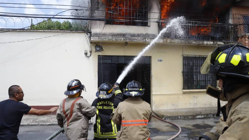 Evacúan asilo de ancianos que ardió en llamas en zona 1 | Omar Solis