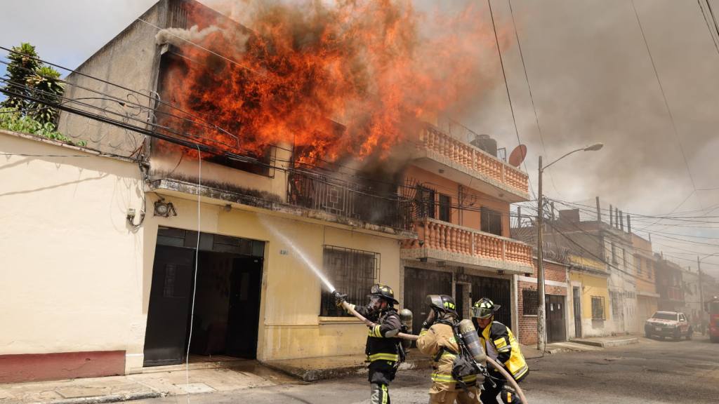 Evacúan asilo de ancianos que ardió en llamas en zona 1 | Omar Solis