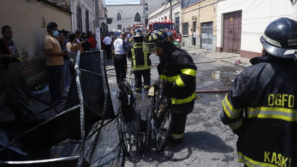 Evacúan asilo de ancianos que ardió en llamas en zona 1 | Omar Solis