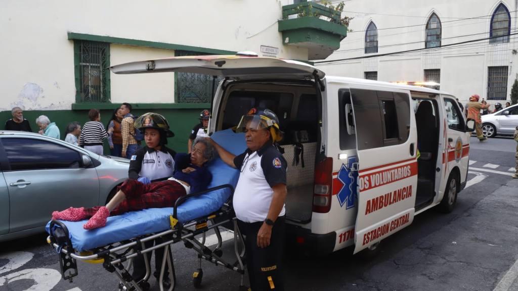 Evacúan asilo de ancianos que ardió en llamas en zona 1 | Omar Solis