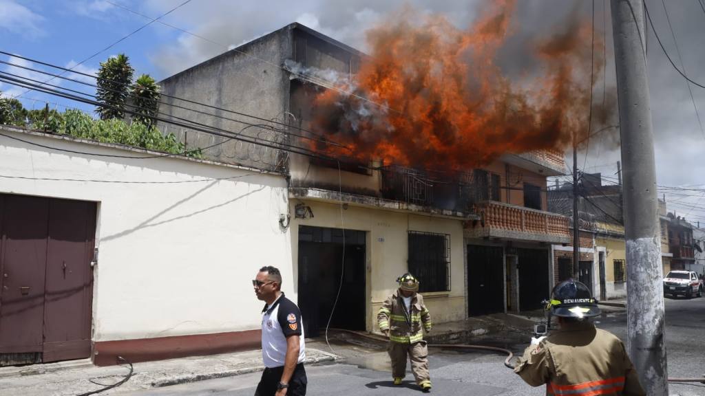 Evacúan asilo de ancianos que ardió en llamas en zona 1 | Omar Solis
