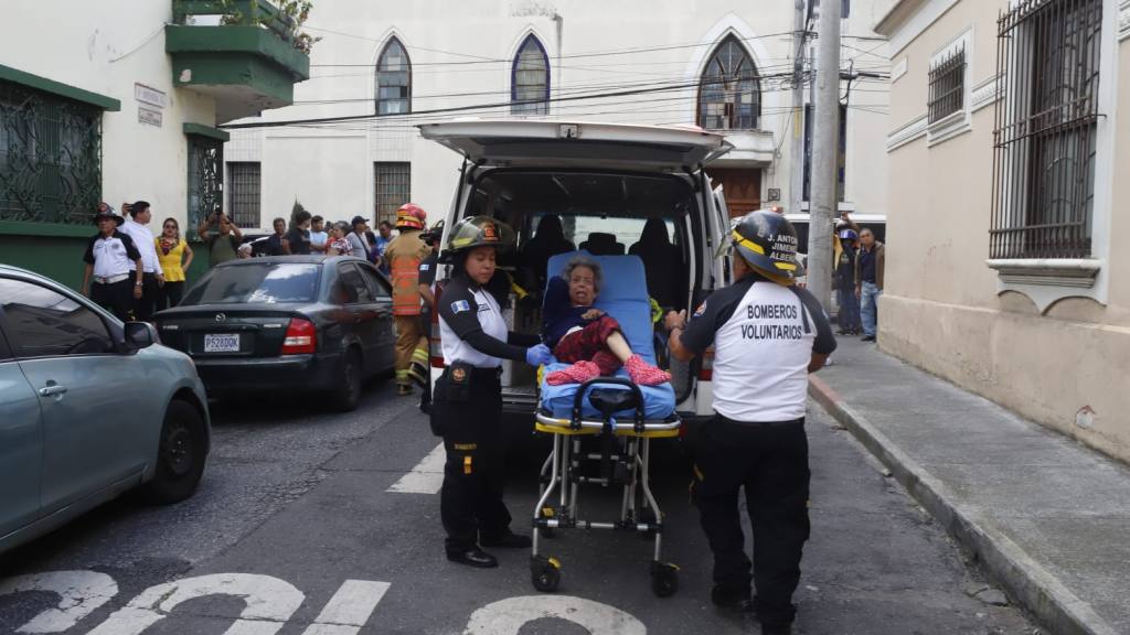 Evacúan asilo de ancianos que ardió en llamas en zona 1 | Omar Solis