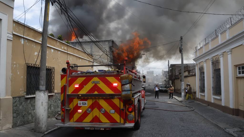 Evacúan asilo de ancianos que ardió en llamas en zona 1 | Omar Solis