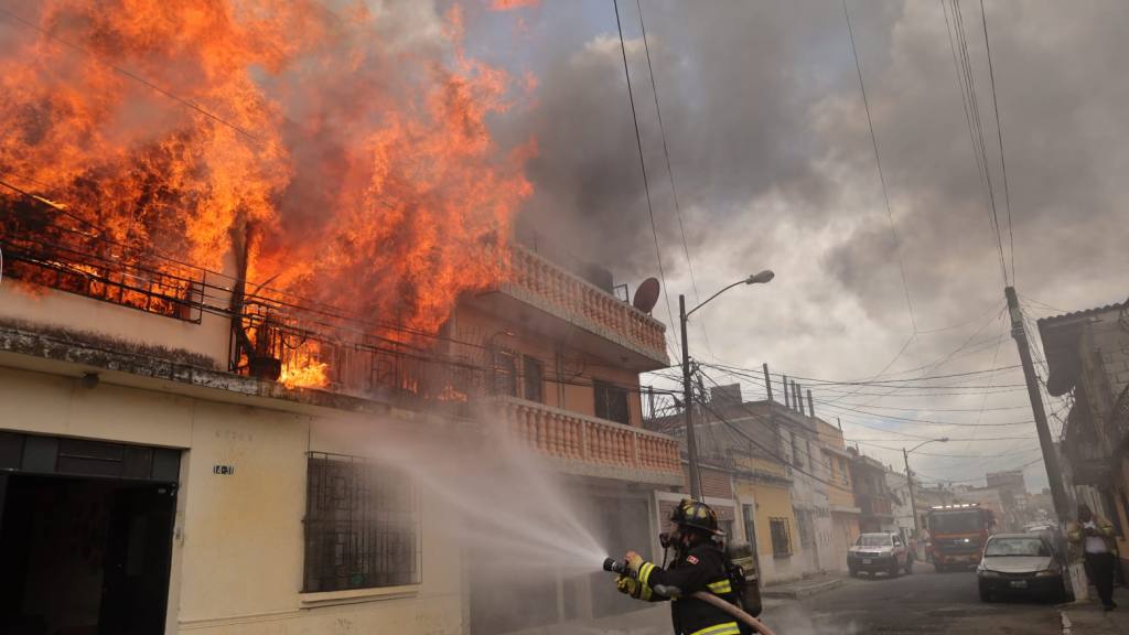 Evacúan asilo de ancianos que ardió en llamas en zona 1 | Omar Solis