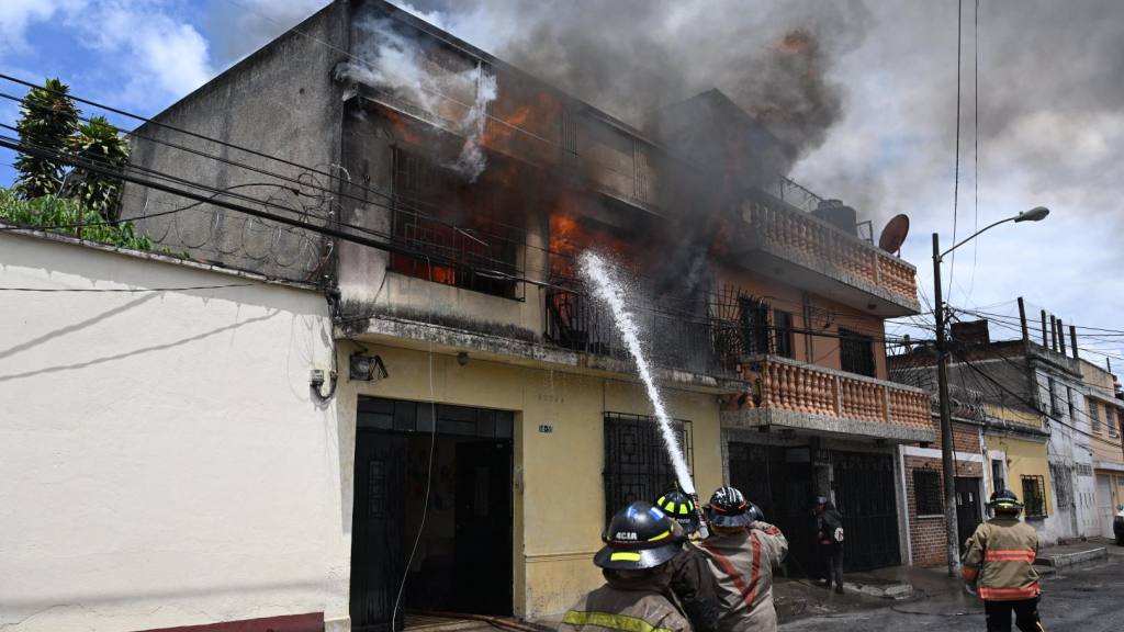 Evacúan asilo de ancianos que ardió en llamas en zona 1 | Omar Solis