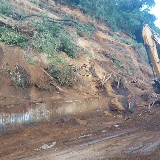 Con maquinaria pesada, trabajadores buscan liberar las rutas de acceso hacia Santa María de Jesús. ,Conred.