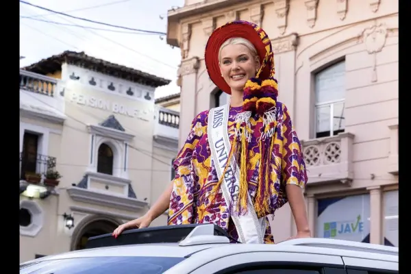 Miss Universo 2025 queda sorprendida con fotografía que le entrega un guatemalteco