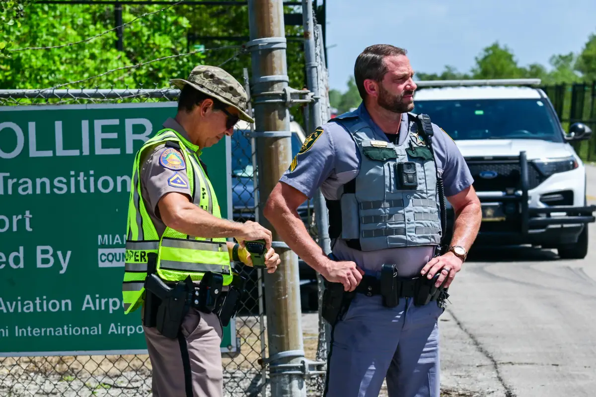 Oficiales de Policía custodian la entrada del centro de detención de migrantes 'Alligator Alcatraz' en Florida, Estados Unidos., EFE