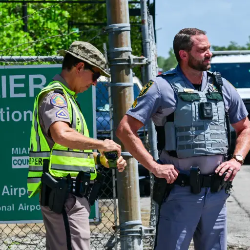 Oficiales de Policía custodian la entrada del centro de detención de migrantes 'Alligator Alcatraz' en Florida, Estados Unidos. , EFE