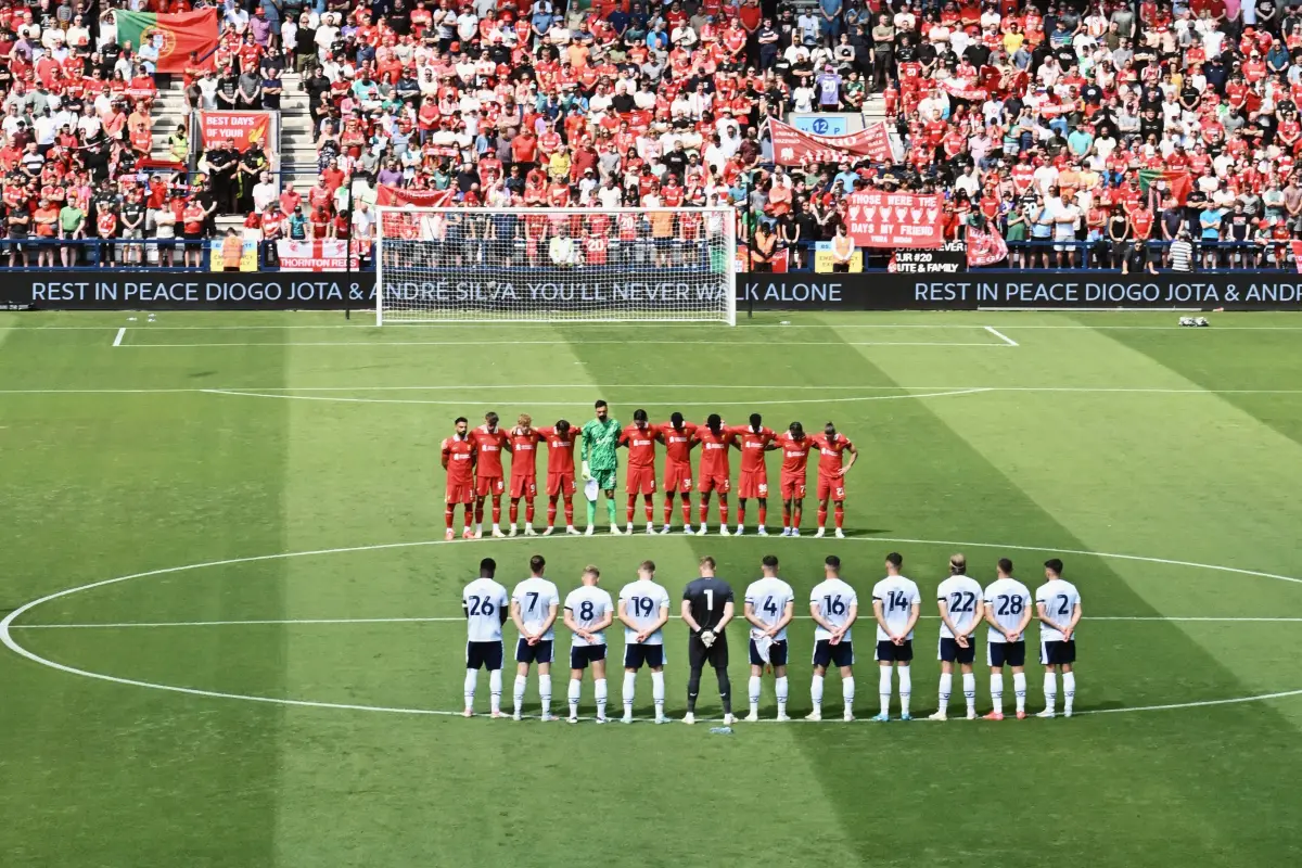 Emotivo minuto de silencio del Liverpool en su primer partido sin Diogo Jota - Liverpool FC