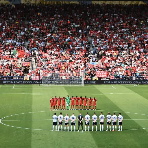 Emotivo minuto de silencio del Liverpool en su primer partido sin Diogo Jota - Liverpool FC