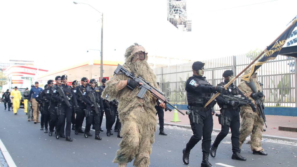PNC conmemora su 28 aniversario con desfile en la capital | PNC