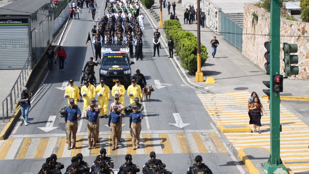 PNC conmemora su 28 aniversario con desfile en la capital | PNC