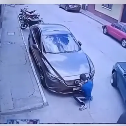 Las imágenes mostraron el robo, a plena luz del día. ,Captura de pantalla. 