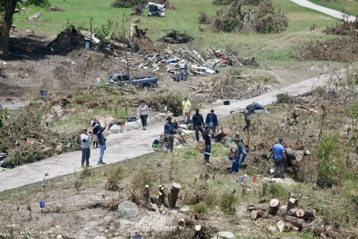 Fotografía tomada de la cuenta oficial de la red social X @WhiteHouse que muestra a un grupo de personas recorriendo una zona afectada por las inundaciones en Texas,  EFE/ @whitehouse
