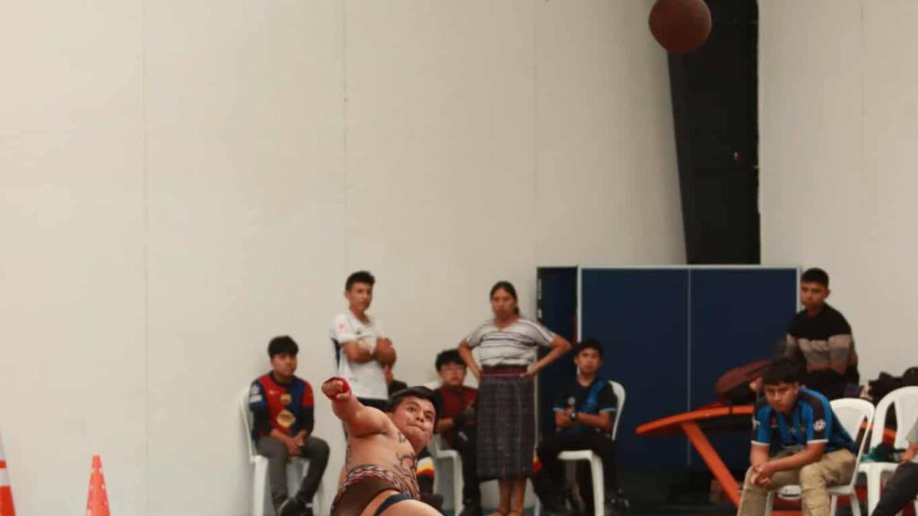 Promueven el juego de pelota maya con un nuevo campeón | Álex Meoño