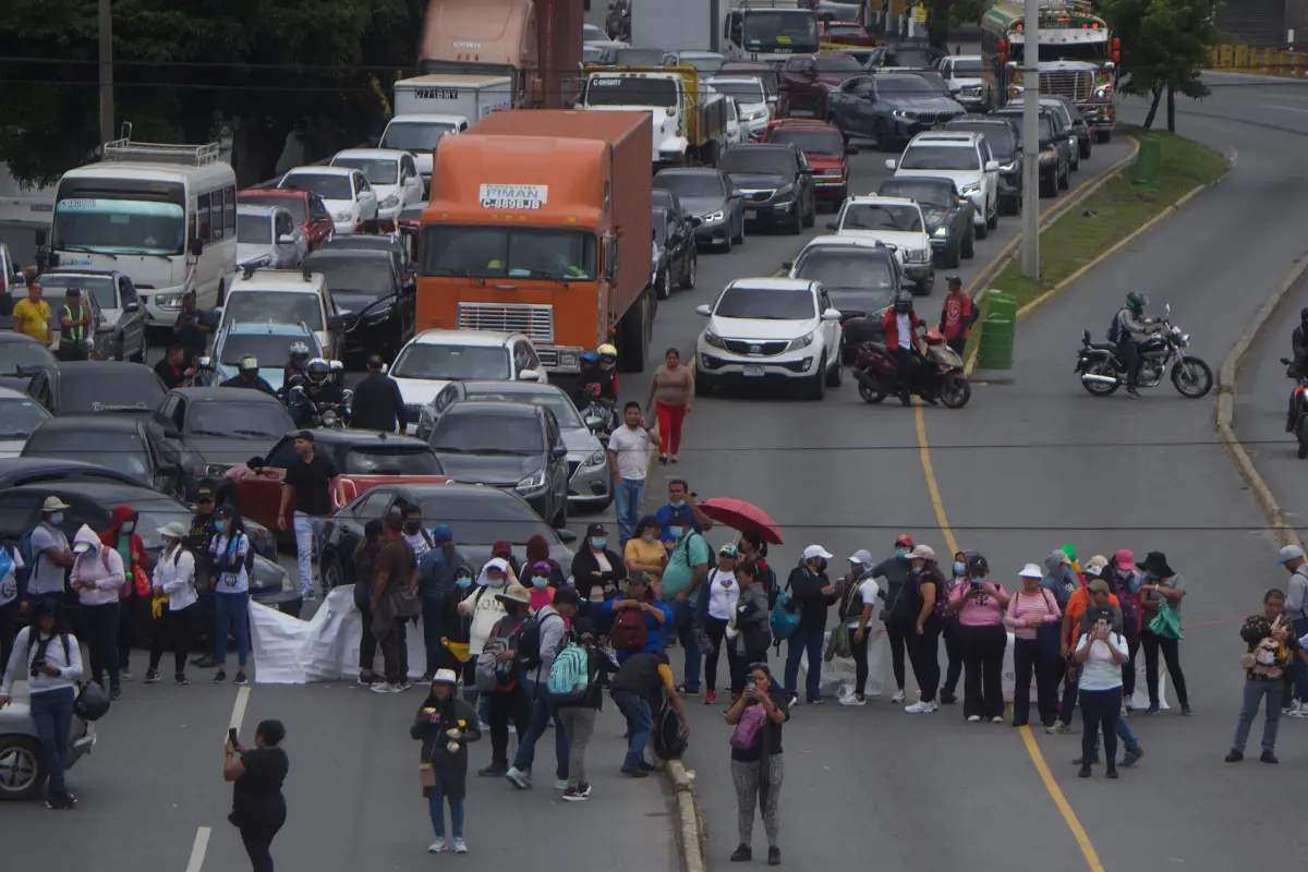 Un grupo de salubristas bloquea el paso vehicular en la calzada Roosevelt., Omar Solís/Emisoras Unidas