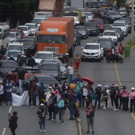 Un grupo de salubristas bloquea el paso vehicular en la calzada Roosevelt. ,Omar Solís/Emisoras Unidas