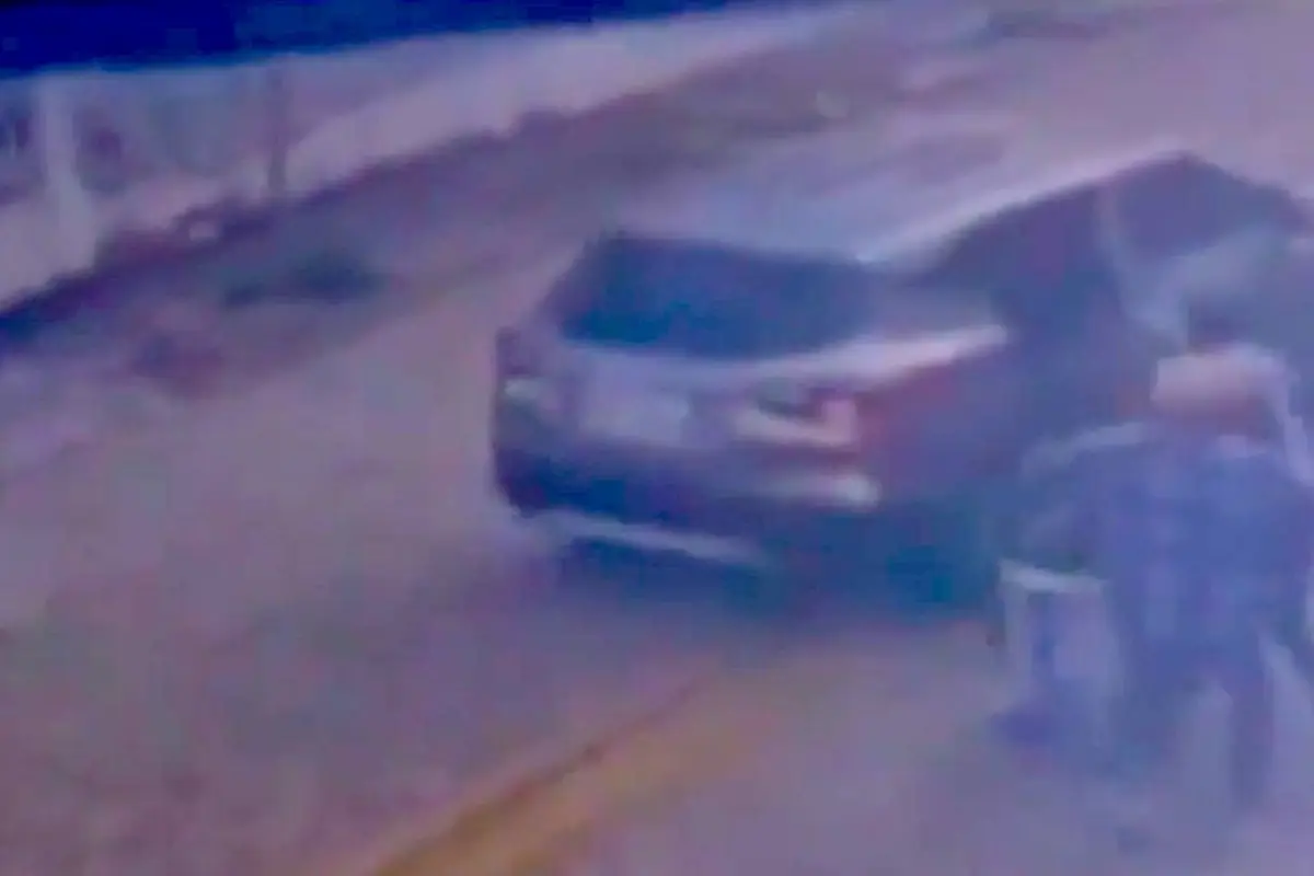 Conductor arrolla a delincuentes. , Captura de pantalla video X.