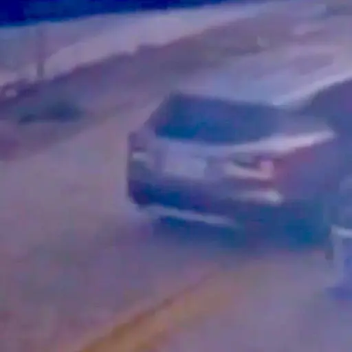 Conductor arrolla a delincuentes.  ,Captura de pantalla video X.