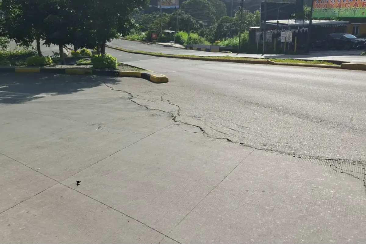 Grietas en bulevar Lourdes, zona 16, Conred