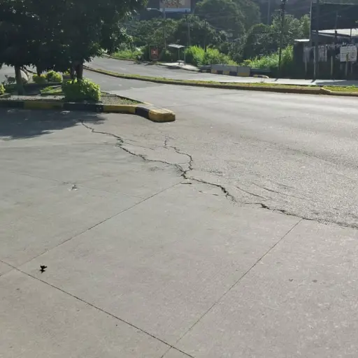 Grietas en bulevar Lourdes, zona 16 ,Conred