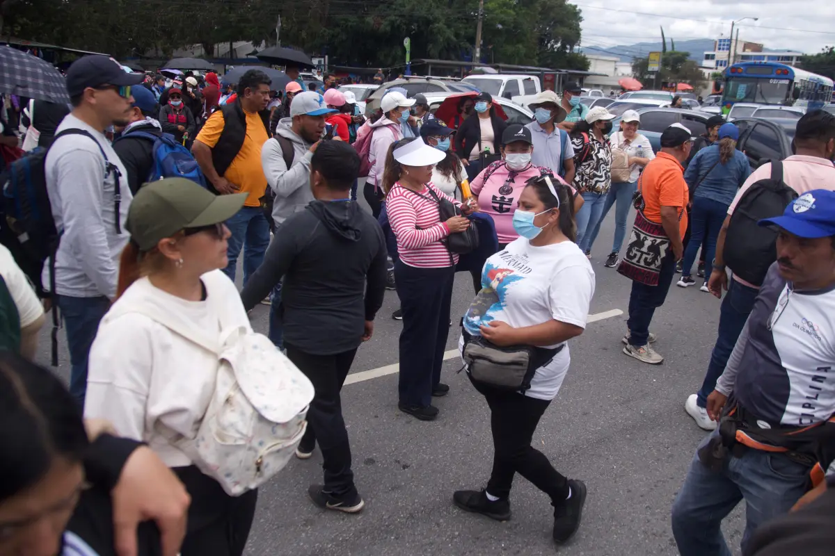 Salubristas que bloqueaban la calzada Roosevelt comenzaron a retirarse tras un diálogo con la PNC., Omar Solís/Emisoras Unidas