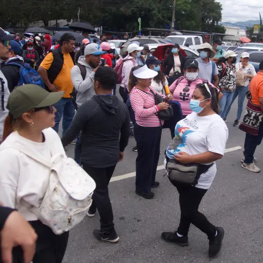 Salubristas que bloqueaban la calzada Roosevelt comenzaron a retirarse tras un diálogo con la PNC. ,Omar Solís/Emisoras Unidas