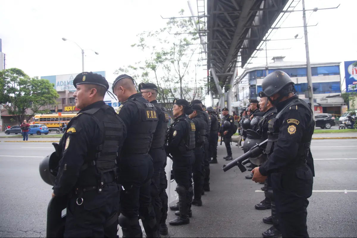 El personal de la PNC mantiene presencia en la calzada Roosevelt debido a los bloqueos de manifestantes., Omar Solís/Emisoras Unidas