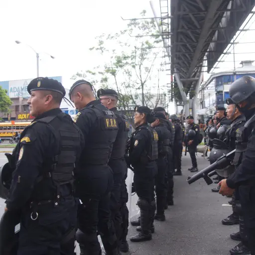 El personal de la PNC mantiene presencia en la calzada Roosevelt debido a los bloqueos de manifestantes. ,Omar Solís/Emisoras Unidas