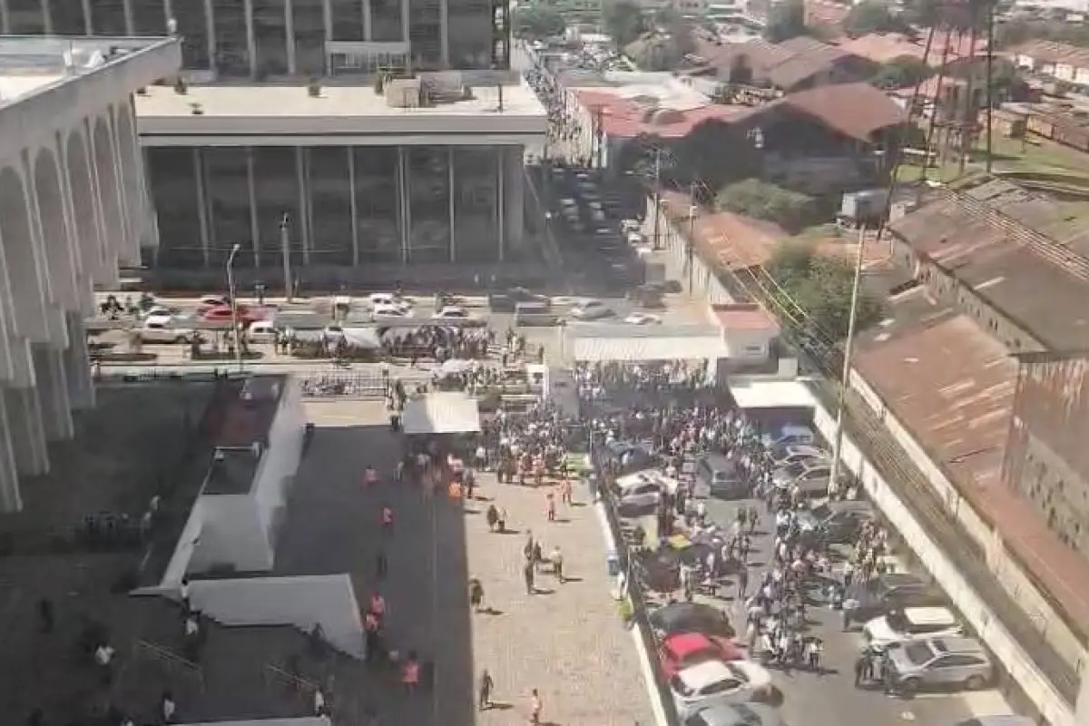 Los trabajadores y visitantes de la Torre de Tribunales fueron evacuados debido a nuevos sismos sensibles., Ángel Oliva/EU