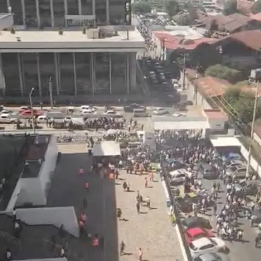 Los trabajadores y visitantes de la Torre de Tribunales fueron evacuados debido a nuevos sismos sensibles. ,Ángel Oliva/EU