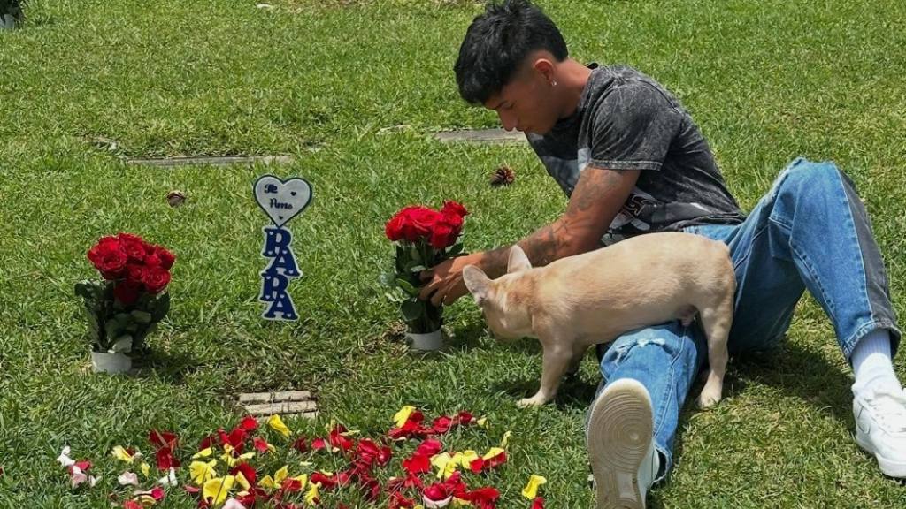 Rudy Muñoz visita a su papá en el cementerio  | IG Rudy Muñoz 