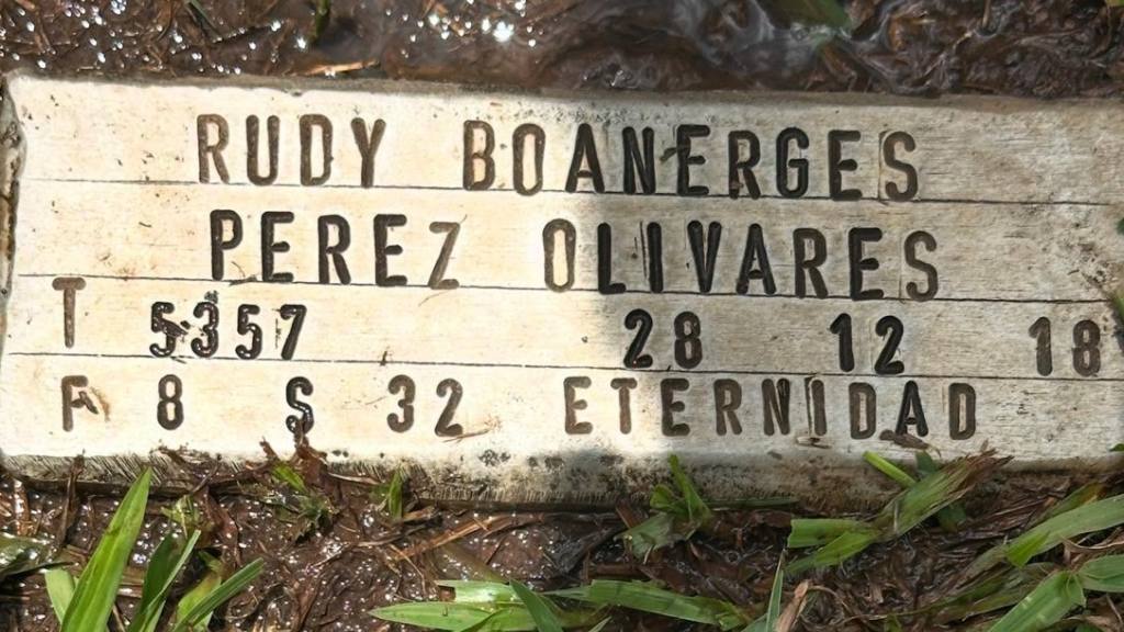 Rudy Muñoz visita a su papá en el cementerio  | IG Rudy Muñoz 