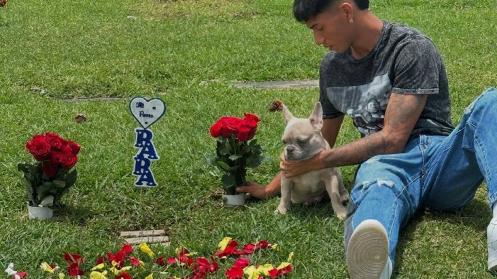 Rudy Muñoz visita a su papá en el cementerio  | IG Rudy Muñoz 