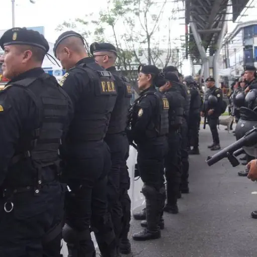 Un grupo de agentes de la PNC mantiene presencia en la calzada Roosevelt durante una jornada de bloqueos de manifestantes el jueves 10 de julio. ,Omar Solís/Emisoras Unidas