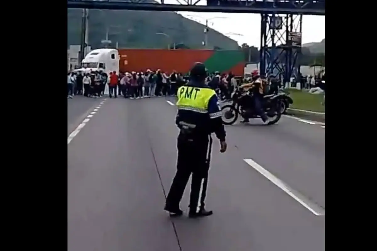 Un grupo de personas bloquea el paso en el Km. 37.5 de la ruta al Pacífico., PMT de Villa Nueva